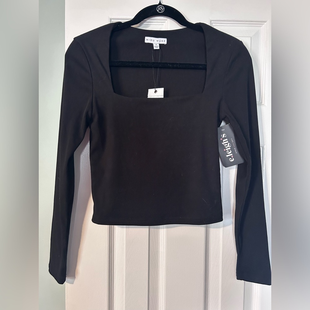 Ribbed black top with square neck